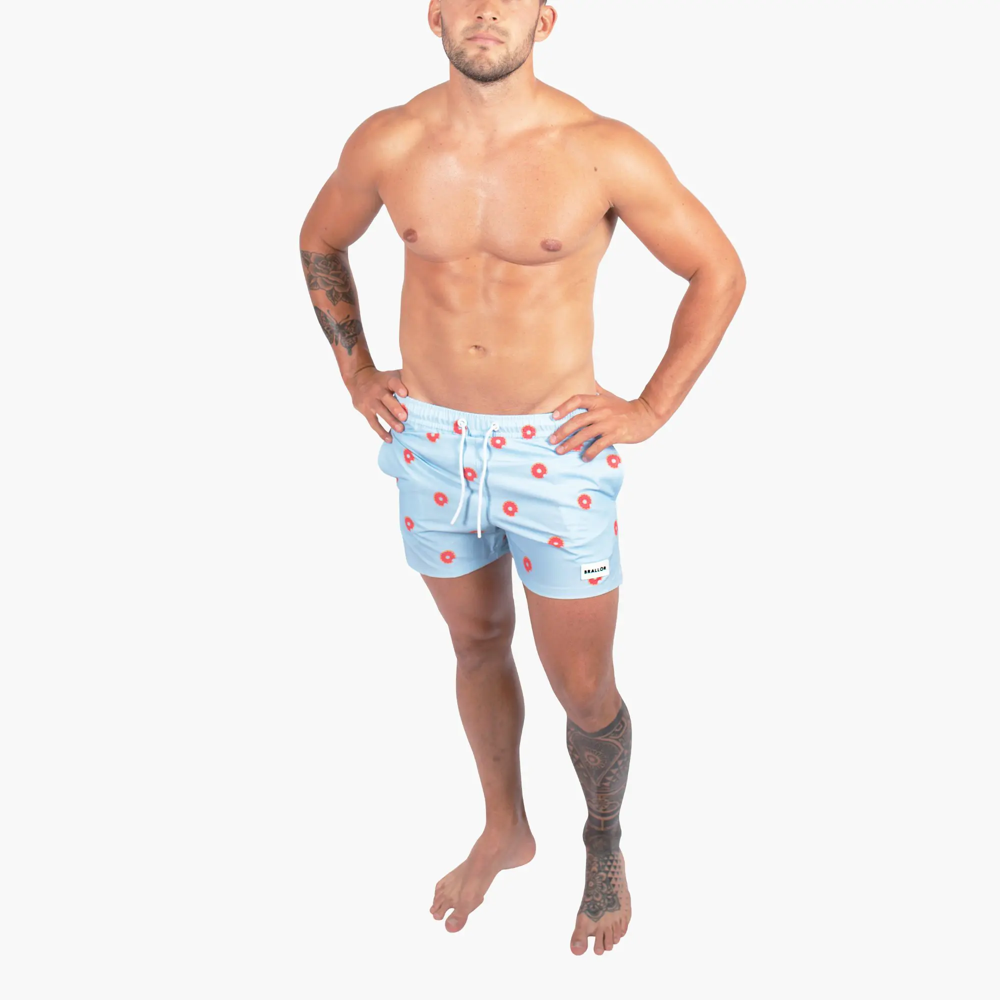 en man i badbyxor med munkar på av märket brallor en man i badbyxor med munkar på av märket brallor